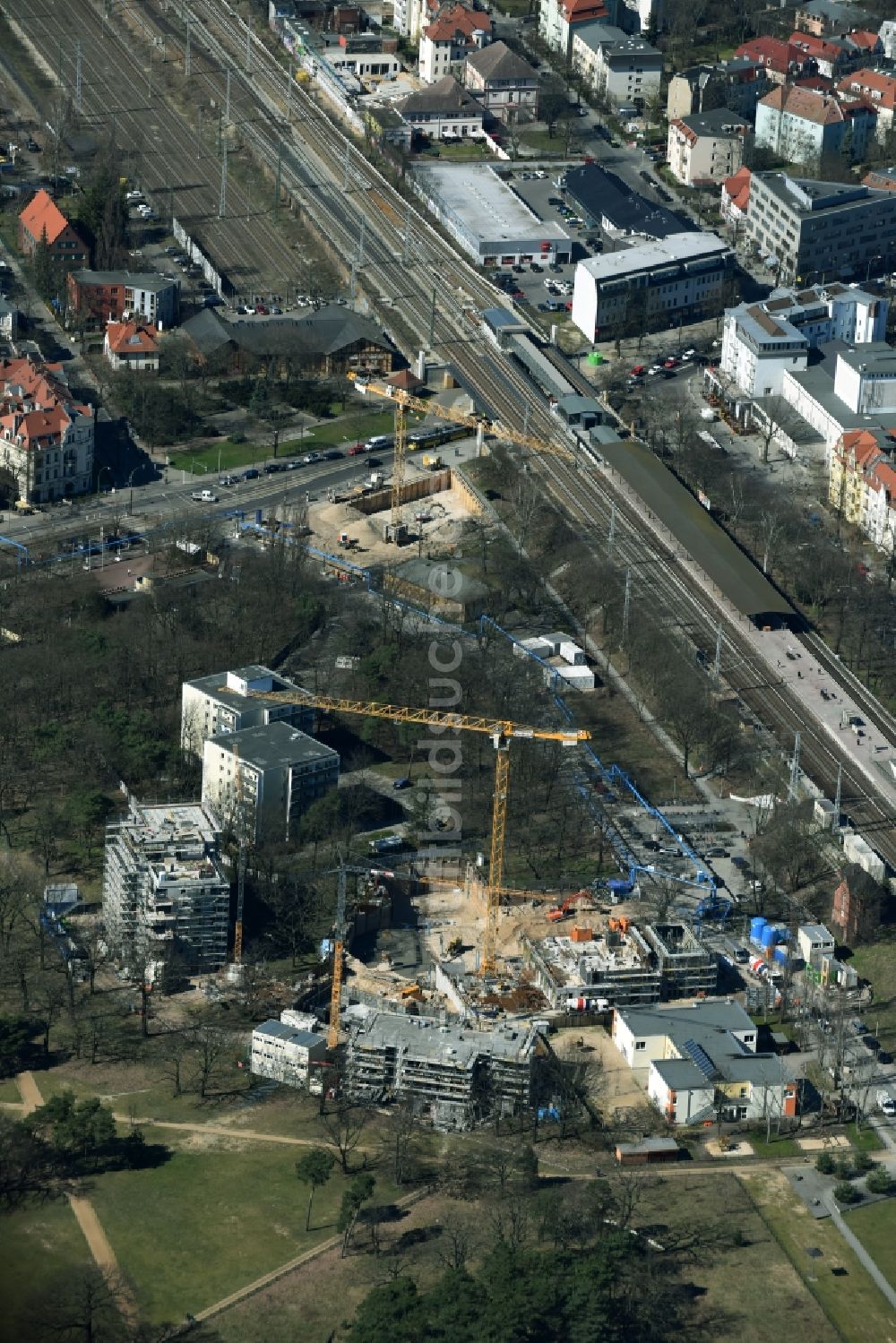 Berlin aus der Vogelperspektive: Baustelle zum Neubau einer Mehrfamilienhaus-Wohnanlage am Carlsgarten durch die Zechbau GmbH in Berlin