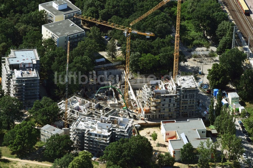 Luftaufnahme Berlin - Baustelle zum Neubau einer Mehrfamilienhaus-Wohnanlage Am Carlsgarten der Helma Wohnungsbau GmbH nach Entwürfen von Blumers Architekten durch die Zechbau GmbH in Berlin