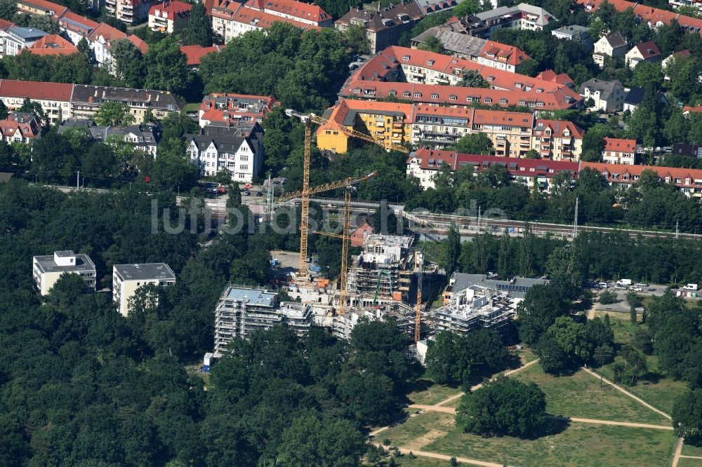 Berlin aus der Vogelperspektive: Baustelle zum Neubau einer Mehrfamilienhaus-Wohnanlage Am Carlsgarten der Helma Wohnungsbau GmbH nach Entwürfen von Blumers Architekten durch die Zechbau GmbH in Berlin