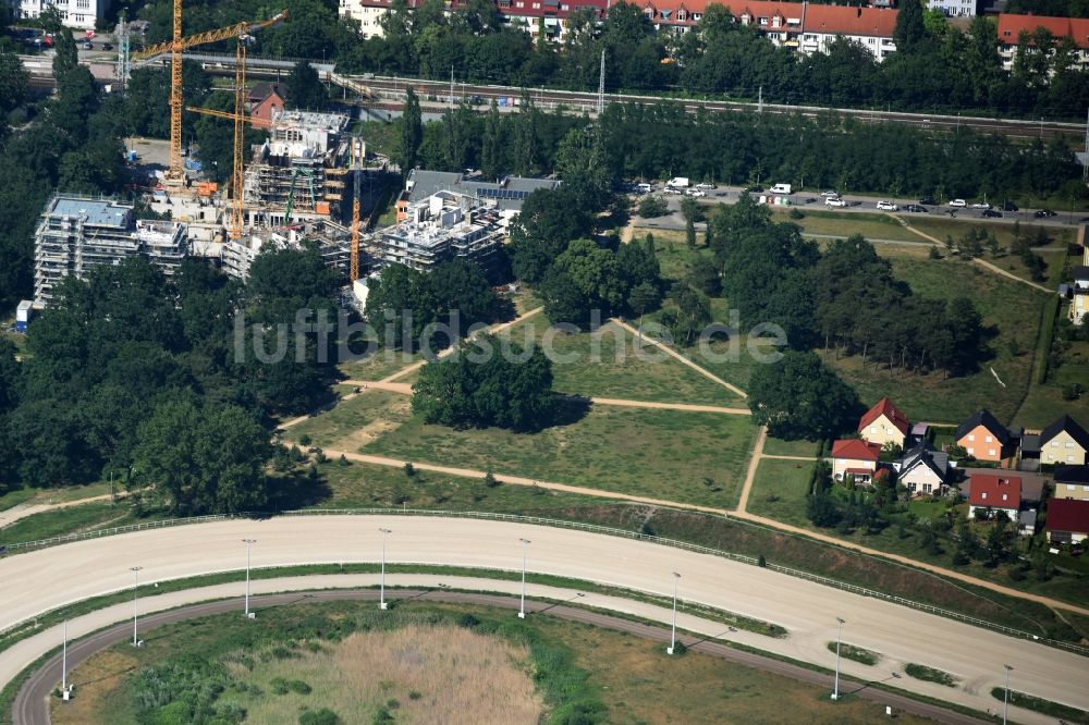 Luftbild Berlin - Baustelle zum Neubau einer Mehrfamilienhaus-Wohnanlage Am Carlsgarten der Helma Wohnungsbau GmbH nach Entwürfen von Blumers Architekten durch die Zechbau GmbH in Berlin