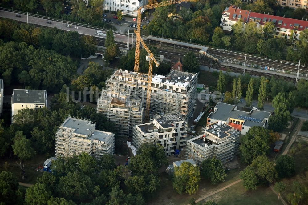 Berlin aus der Vogelperspektive: Baustelle zum Neubau einer Mehrfamilienhaus-Wohnanlage Am Carlsgarten der Helma Wohnungsbau GmbH nach Entwürfen von Blumers Architekten durch die Zechbau GmbH in Berlin