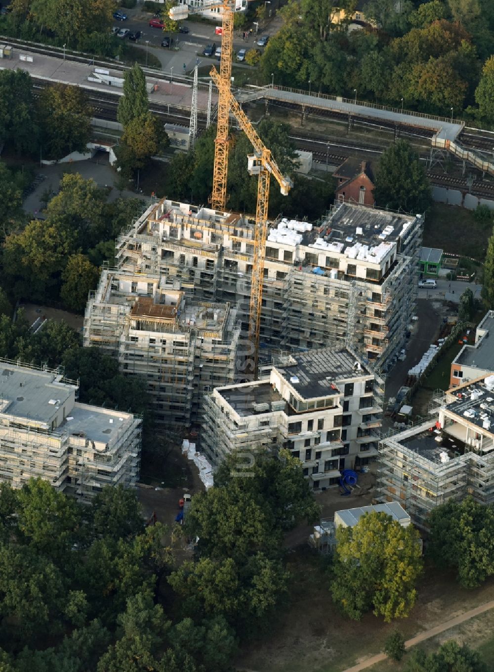 Luftbild Berlin - Baustelle zum Neubau einer Mehrfamilienhaus-Wohnanlage Am Carlsgarten der Helma Wohnungsbau GmbH nach Entwürfen von Blumers Architekten durch die Zechbau GmbH in Berlin