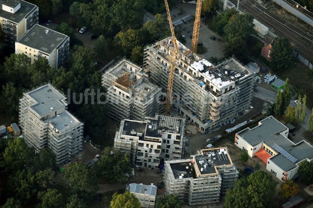 Luftaufnahme Berlin - Baustelle zum Neubau einer Mehrfamilienhaus-Wohnanlage Am Carlsgarten der Helma Wohnungsbau GmbH nach Entwürfen von Blumers Architekten durch die Zechbau GmbH in Berlin