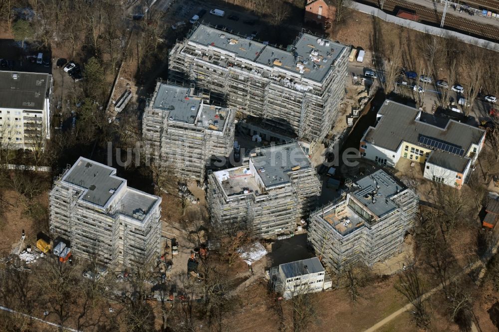 Berlin aus der Vogelperspektive: Baustelle zum Neubau einer Mehrfamilienhaus-Wohnanlage Am Carlsgarten der Helma Wohnungsbau GmbH nach Entwürfen von Blumers Architekten durch die Zechbau GmbH in Berlin