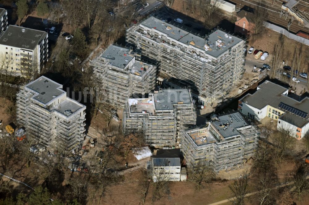 Luftbild Berlin - Baustelle zum Neubau einer Mehrfamilienhaus-Wohnanlage Am Carlsgarten der Helma Wohnungsbau GmbH nach Entwürfen von Blumers Architekten durch die Zechbau GmbH in Berlin