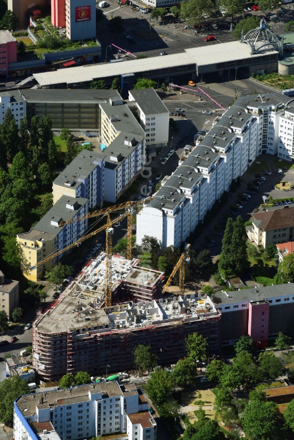 Berlin von oben - Baustelle zum Neubau einer Mehrfamilienhaus-Wohnanlage Carre Voltaire der Diamona & Harnisch Development GmbH an der Kurfürstenstraße im Ortsteil Tempelhof-Schöneberg in Berlin, Deutschland