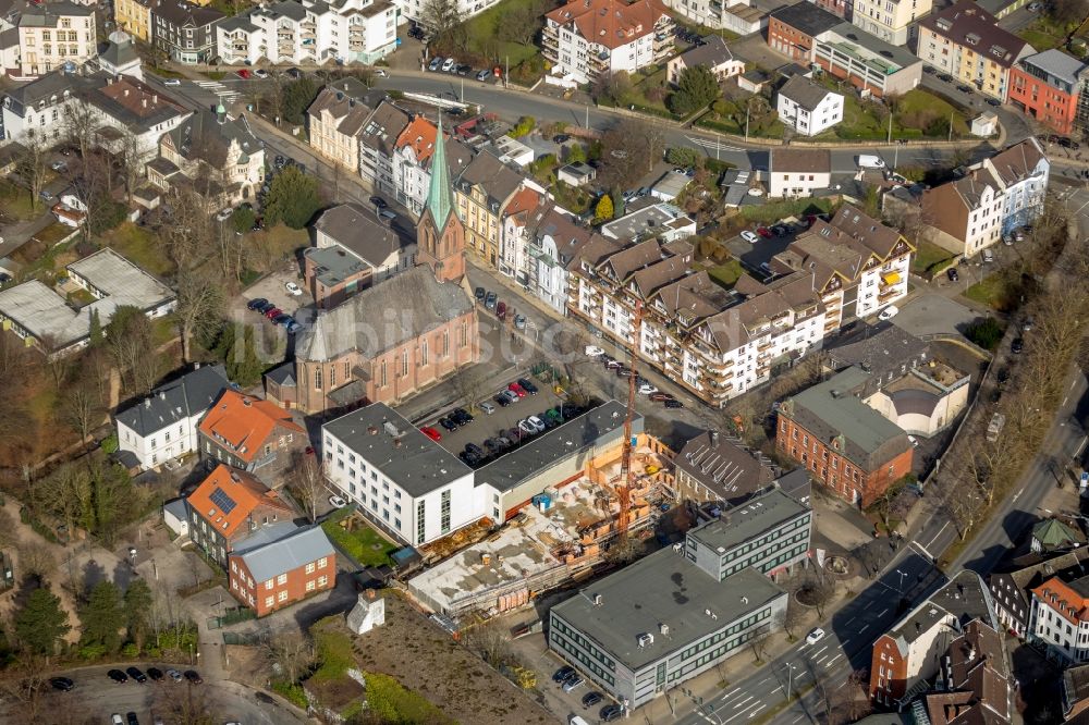 Hattingen aus der Vogelperspektive: Baustelle zum Neubau einer Mehrfamilienhaus-Wohnanlage der Central Wohnen Immobilien GmbH in der Bahnhofstraße in Hattingen im Bundesland Nordrhein-Westfalen, Deutschland