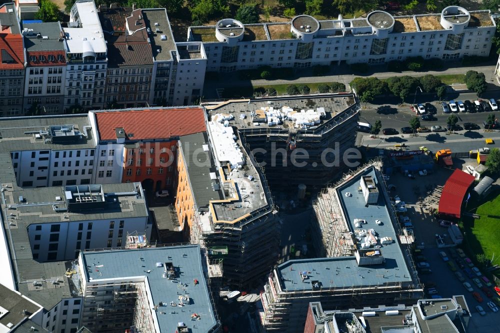 Luftaufnahme Berlin - Baustelle zum Neubau einer Mehrfamilienhaus-Wohnanlage Charlie Livin in Mitte in Berlin, Deutschland