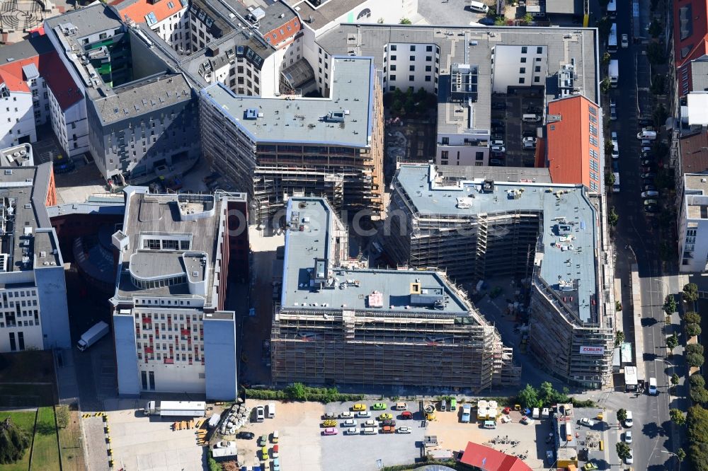 Berlin aus der Vogelperspektive: Baustelle zum Neubau einer Mehrfamilienhaus-Wohnanlage Charlie Livin in Mitte in Berlin, Deutschland