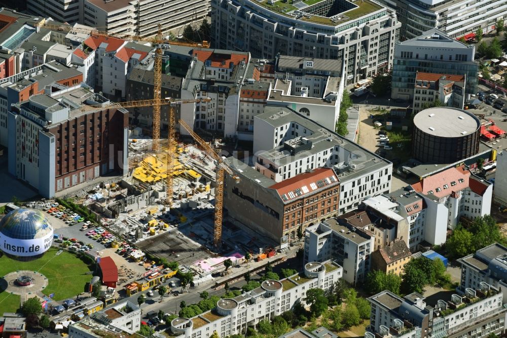 Berlin von oben - Baustelle zum Neubau einer Mehrfamilienhaus-Wohnanlage Charlie Livin der Trockland Management GmbH entlang der Zimmerstraße und Mauerstraße im Ortsteil Mitte in Berlin, Deutschland