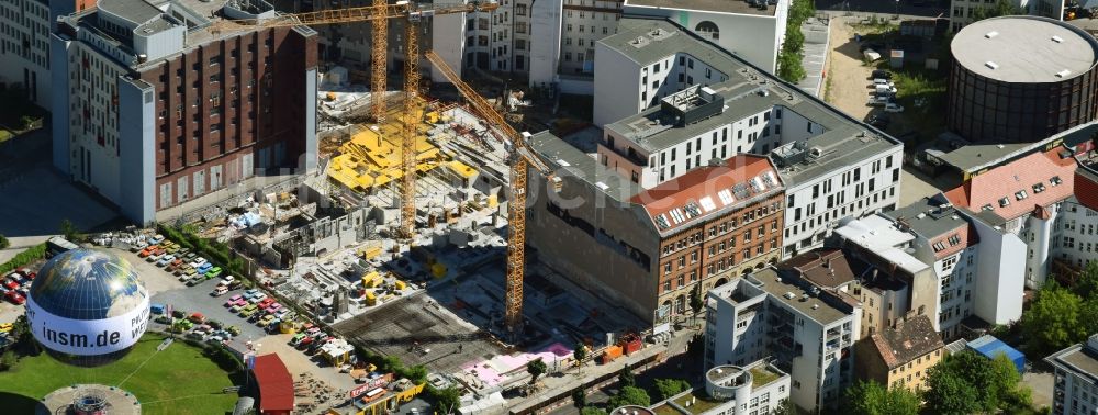 Berlin aus der Vogelperspektive: Baustelle zum Neubau einer Mehrfamilienhaus-Wohnanlage Charlie Livin der Trockland Management GmbH entlang der Zimmerstraße und Mauerstraße im Ortsteil Mitte in Berlin, Deutschland