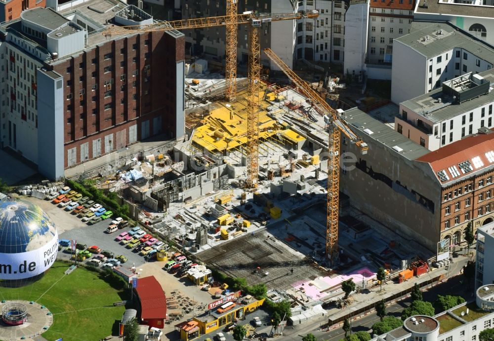 Luftbild Berlin - Baustelle zum Neubau einer Mehrfamilienhaus-Wohnanlage Charlie Livin der Trockland Management GmbH entlang der Zimmerstraße und Mauerstraße im Ortsteil Mitte in Berlin, Deutschland