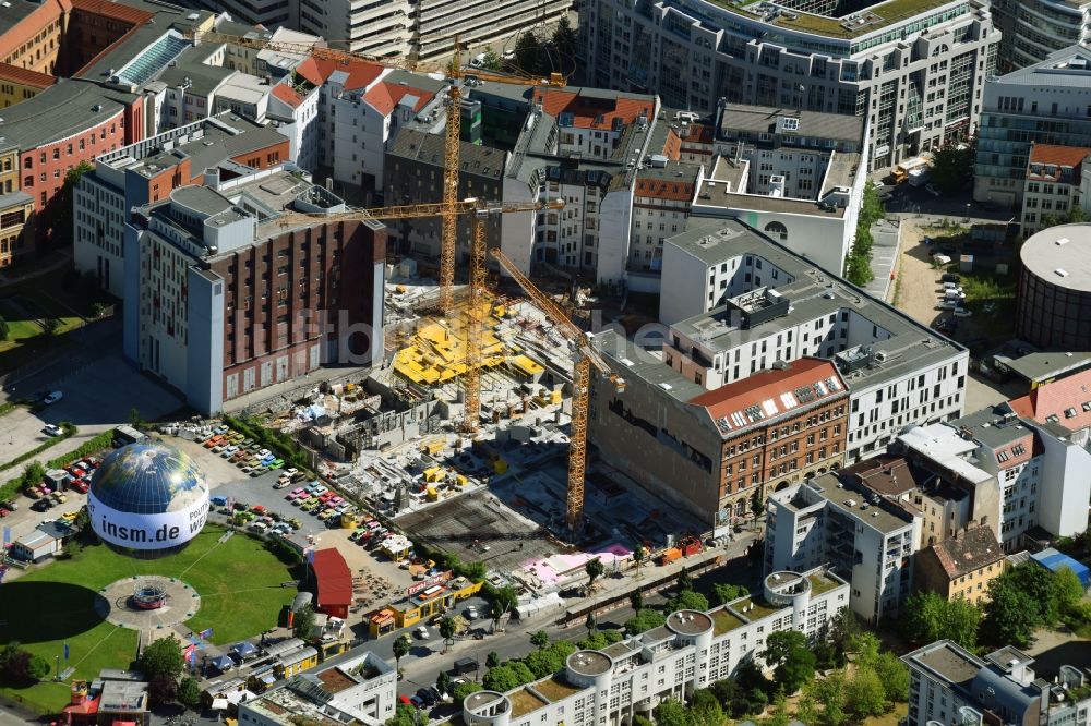 Luftaufnahme Berlin - Baustelle zum Neubau einer Mehrfamilienhaus-Wohnanlage Charlie Livin der Trockland Management GmbH entlang der Zimmerstraße und Mauerstraße im Ortsteil Mitte in Berlin, Deutschland