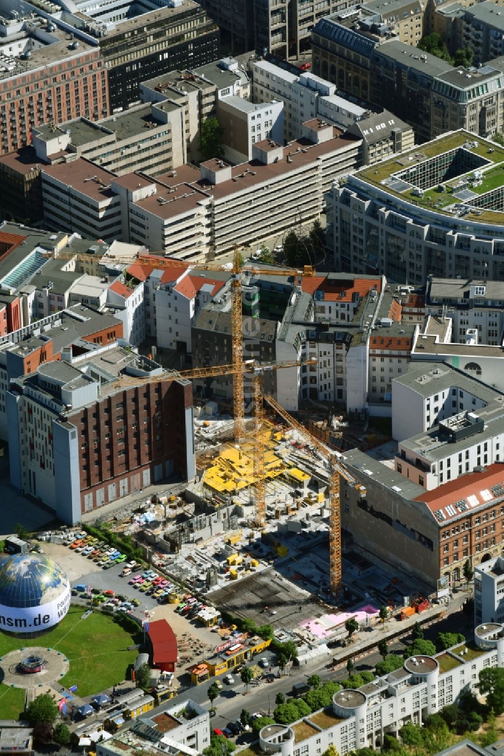 Berlin aus der Vogelperspektive: Baustelle zum Neubau einer Mehrfamilienhaus-Wohnanlage Charlie Livin der Trockland Management GmbH entlang der Zimmerstraße und Mauerstraße im Ortsteil Mitte in Berlin, Deutschland