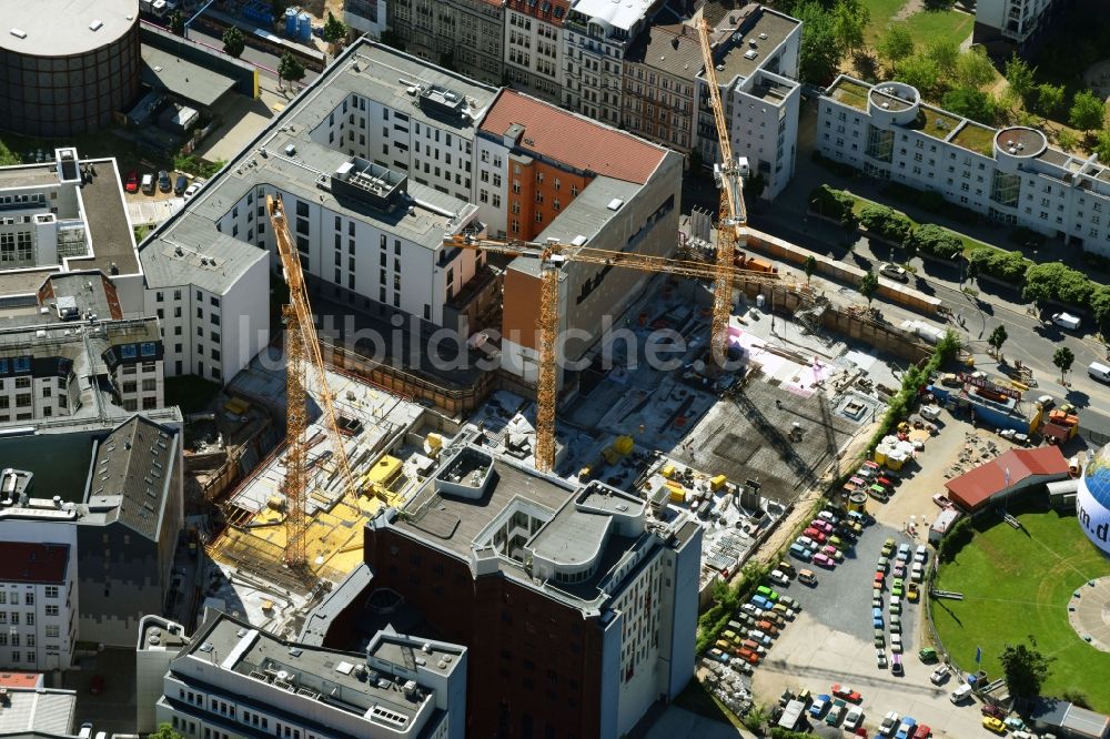 Berlin von oben - Baustelle zum Neubau einer Mehrfamilienhaus-Wohnanlage Charlie Livin der Trockland Management GmbH entlang der Zimmerstraße und Mauerstraße im Ortsteil Mitte in Berlin, Deutschland