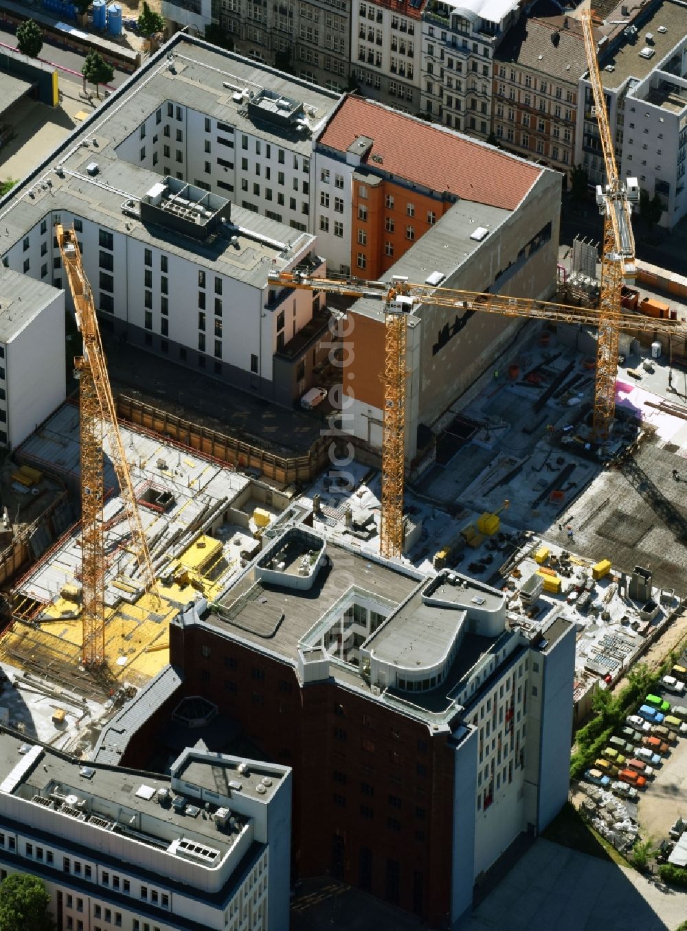 Berlin aus der Vogelperspektive: Baustelle zum Neubau einer Mehrfamilienhaus-Wohnanlage Charlie Livin der Trockland Management GmbH entlang der Zimmerstraße und Mauerstraße im Ortsteil Mitte in Berlin, Deutschland