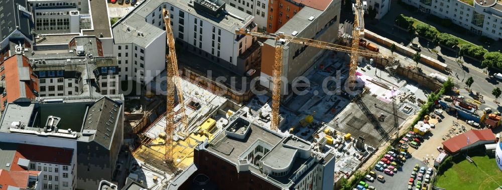 Luftbild Berlin - Baustelle zum Neubau einer Mehrfamilienhaus-Wohnanlage Charlie Livin der Trockland Management GmbH entlang der Zimmerstraße und Mauerstraße im Ortsteil Mitte in Berlin, Deutschland