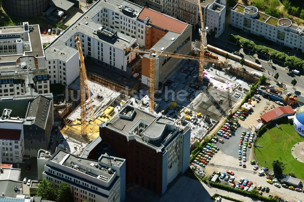 Luftaufnahme Berlin - Baustelle zum Neubau einer Mehrfamilienhaus-Wohnanlage Charlie Livin der Trockland Management GmbH entlang der Zimmerstraße und Mauerstraße im Ortsteil Mitte in Berlin, Deutschland