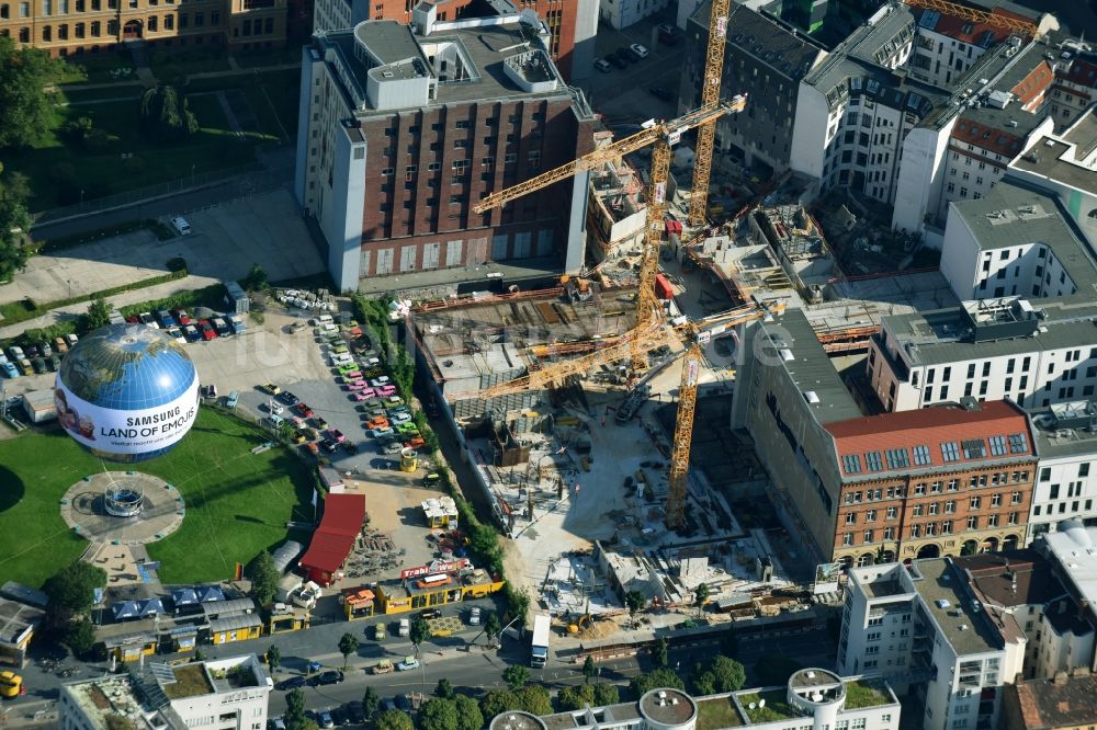 Luftaufnahme Berlin - Baustelle zum Neubau einer Mehrfamilienhaus-Wohnanlage Charlie Livin der Trockland Management GmbH entlang der Zimmerstraße und Mauerstraße im Ortsteil Mitte in Berlin, Deutschland