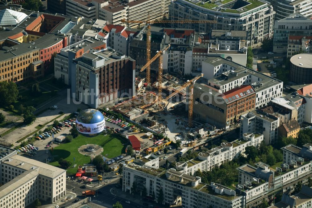 Berlin aus der Vogelperspektive: Baustelle zum Neubau einer Mehrfamilienhaus-Wohnanlage Charlie Livin der Trockland Management GmbH entlang der Zimmerstraße und Mauerstraße im Ortsteil Mitte in Berlin, Deutschland