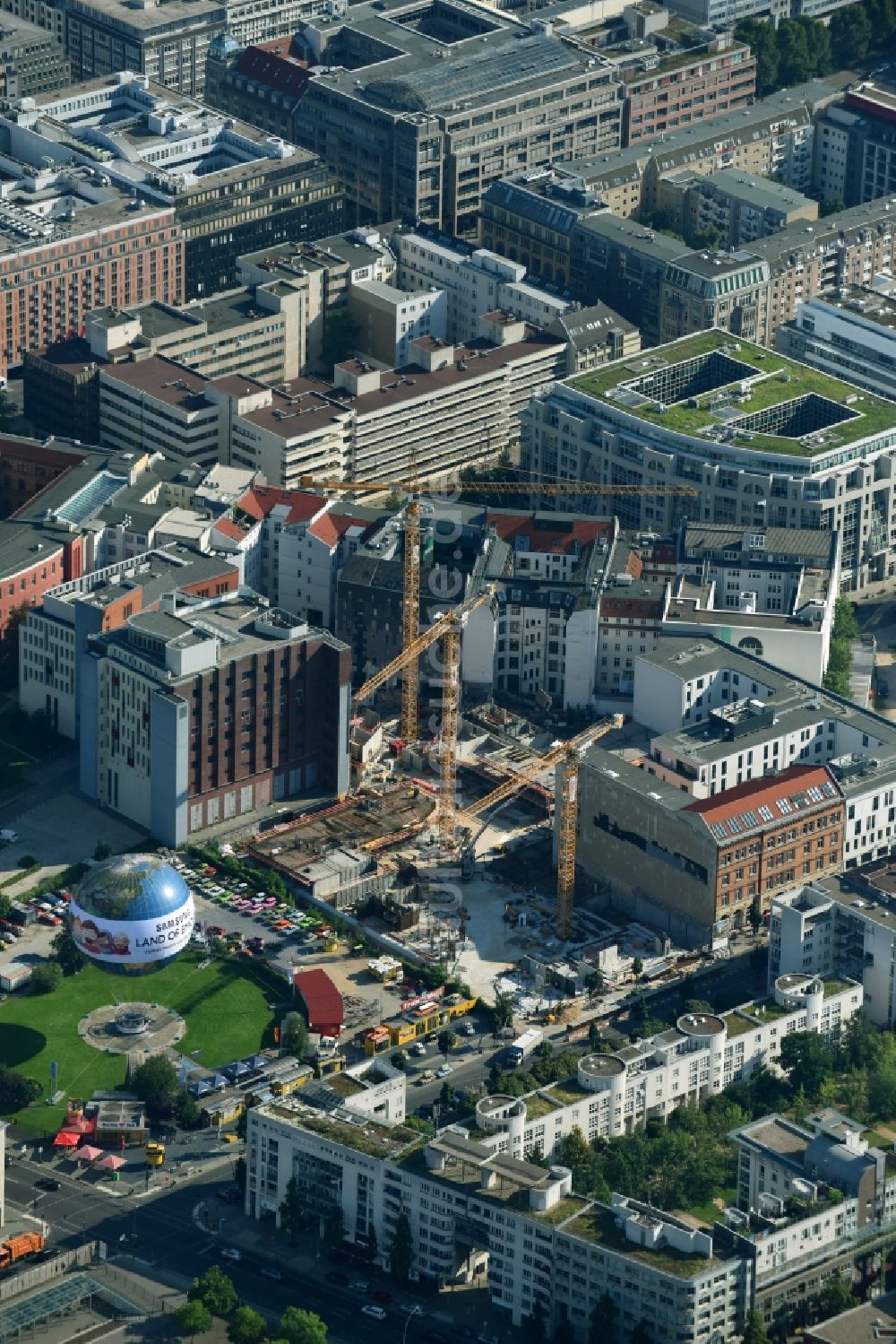 Luftbild Berlin - Baustelle zum Neubau einer Mehrfamilienhaus-Wohnanlage Charlie Livin der Trockland Management GmbH entlang der Zimmerstraße und Mauerstraße im Ortsteil Mitte in Berlin, Deutschland