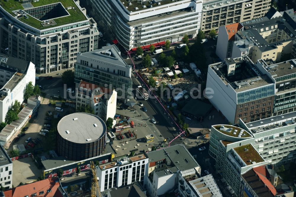 Luftaufnahme Berlin - Baustelle zum Neubau einer Mehrfamilienhaus-Wohnanlage Charlie Livin der Trockland Management GmbH entlang der Zimmerstraße und Mauerstraße im Ortsteil Mitte in Berlin, Deutschland