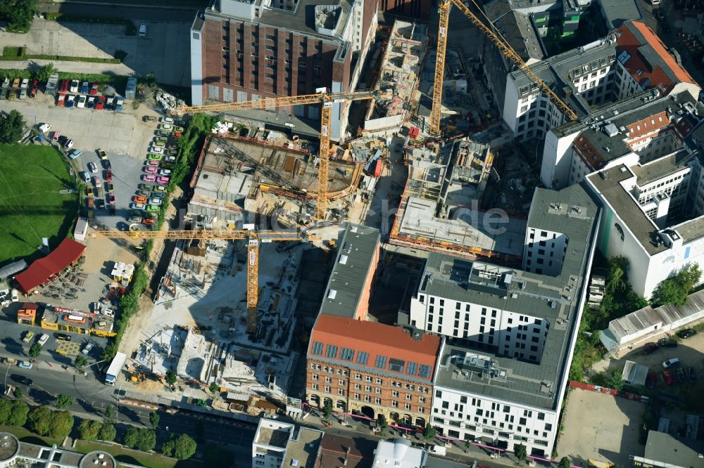 Berlin von oben - Baustelle zum Neubau einer Mehrfamilienhaus-Wohnanlage Charlie Livin der Trockland Management GmbH entlang der Zimmerstraße und Mauerstraße im Ortsteil Mitte in Berlin, Deutschland