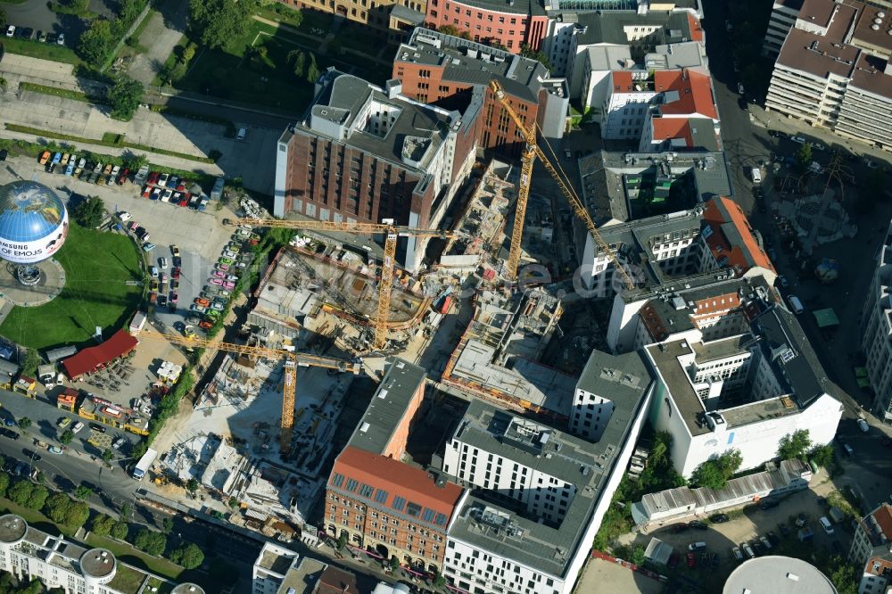 Berlin aus der Vogelperspektive: Baustelle zum Neubau einer Mehrfamilienhaus-Wohnanlage Charlie Livin der Trockland Management GmbH entlang der Zimmerstraße und Mauerstraße im Ortsteil Mitte in Berlin, Deutschland