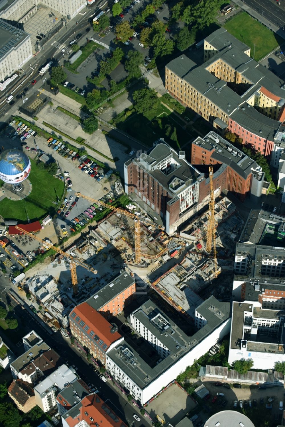 Luftaufnahme Berlin - Baustelle zum Neubau einer Mehrfamilienhaus-Wohnanlage Charlie Livin der Trockland Management GmbH entlang der Zimmerstraße und Mauerstraße im Ortsteil Mitte in Berlin, Deutschland