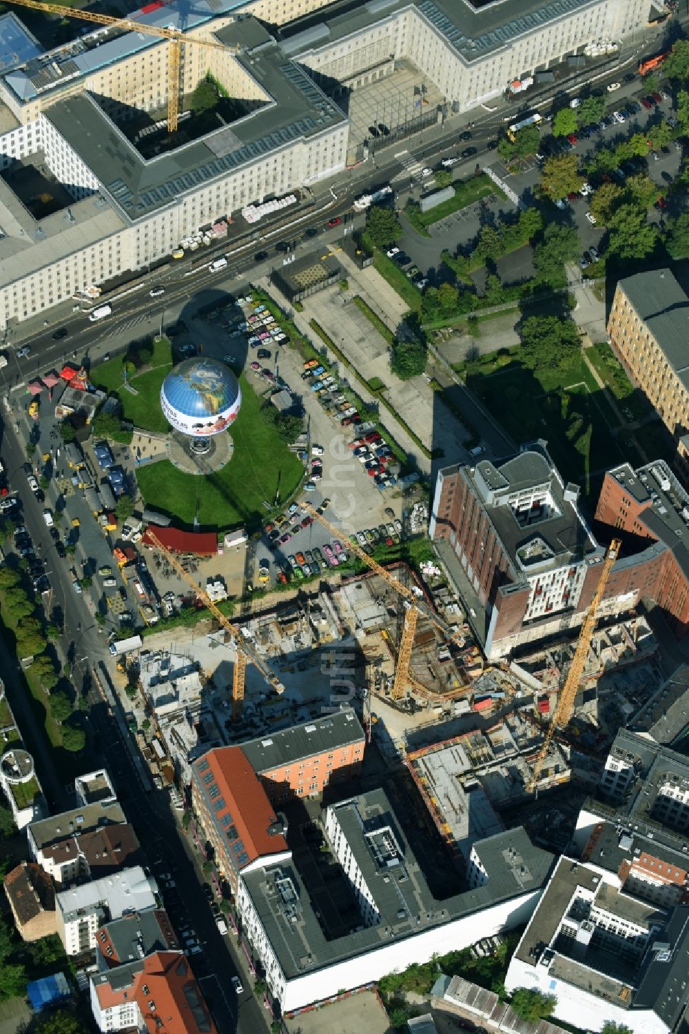 Berlin von oben - Baustelle zum Neubau einer Mehrfamilienhaus-Wohnanlage Charlie Livin der Trockland Management GmbH entlang der Zimmerstraße und Mauerstraße im Ortsteil Mitte in Berlin, Deutschland