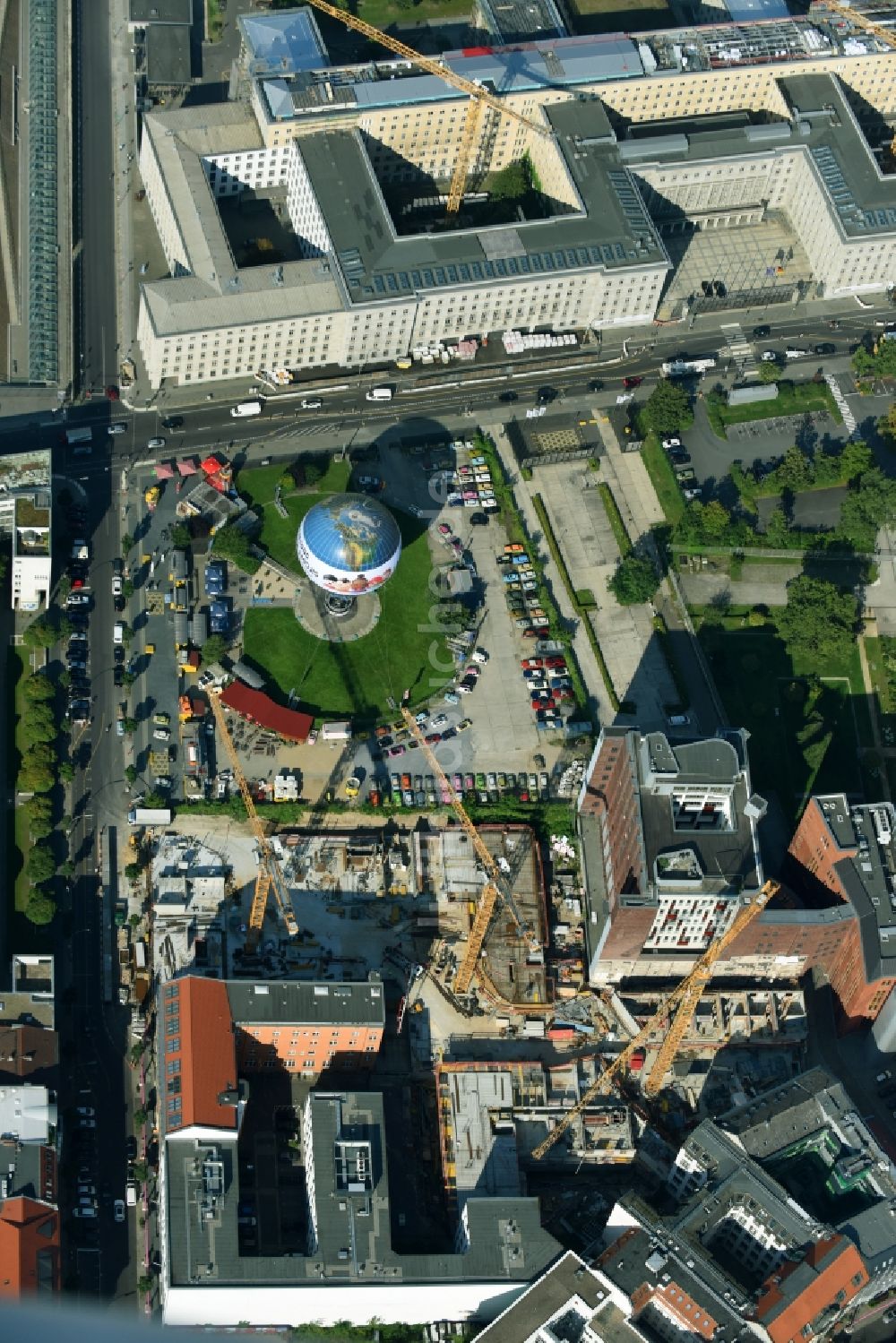 Luftbild Berlin - Baustelle zum Neubau einer Mehrfamilienhaus-Wohnanlage Charlie Livin der Trockland Management GmbH entlang der Zimmerstraße und Mauerstraße im Ortsteil Mitte in Berlin, Deutschland