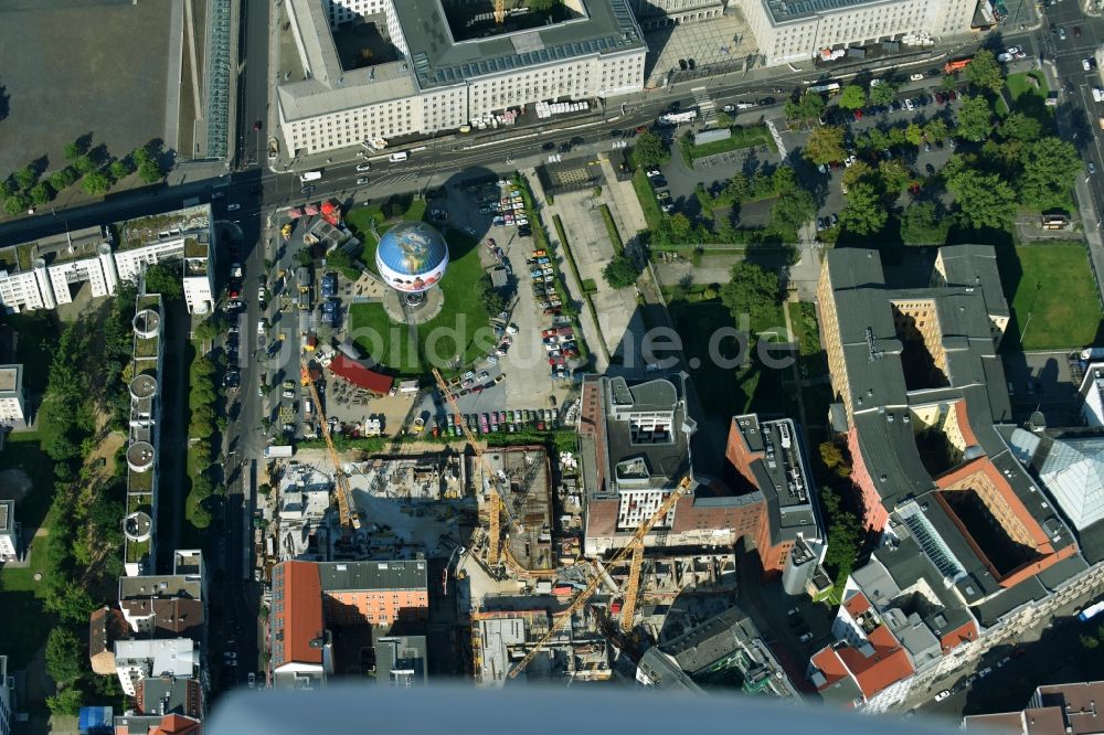 Luftaufnahme Berlin - Baustelle zum Neubau einer Mehrfamilienhaus-Wohnanlage Charlie Livin der Trockland Management GmbH entlang der Zimmerstraße und Mauerstraße im Ortsteil Mitte in Berlin, Deutschland