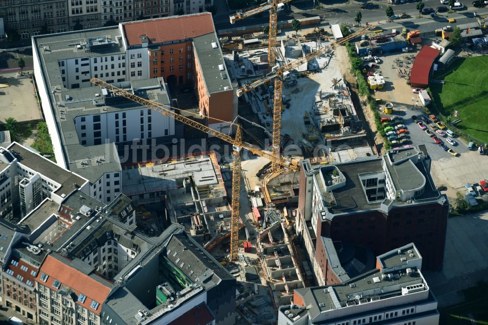 Berlin von oben - Baustelle zum Neubau einer Mehrfamilienhaus-Wohnanlage Charlie Livin der Trockland Management GmbH entlang der Zimmerstraße und Mauerstraße im Ortsteil Mitte in Berlin, Deutschland