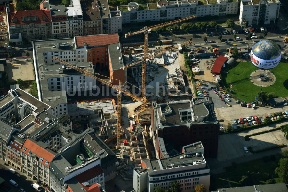 Berlin aus der Vogelperspektive: Baustelle zum Neubau einer Mehrfamilienhaus-Wohnanlage Charlie Livin der Trockland Management GmbH entlang der Zimmerstraße und Mauerstraße im Ortsteil Mitte in Berlin, Deutschland