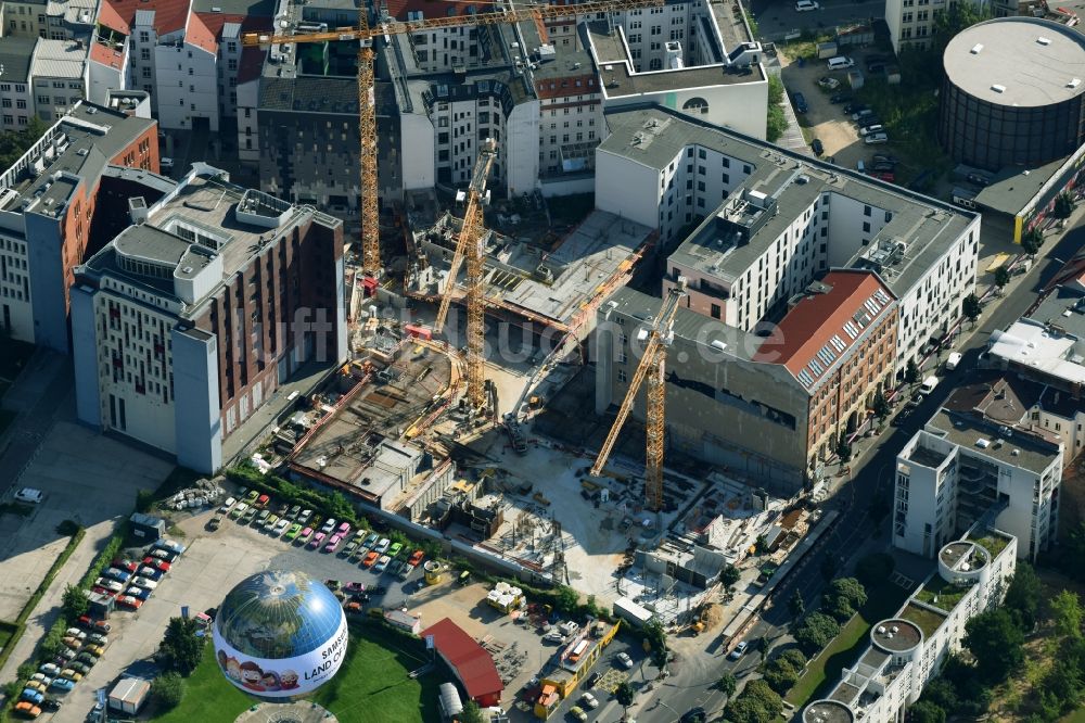 Luftbild Berlin - Baustelle zum Neubau einer Mehrfamilienhaus-Wohnanlage Charlie Livin der Trockland Management GmbH entlang der Zimmerstraße und Mauerstraße im Ortsteil Mitte in Berlin, Deutschland