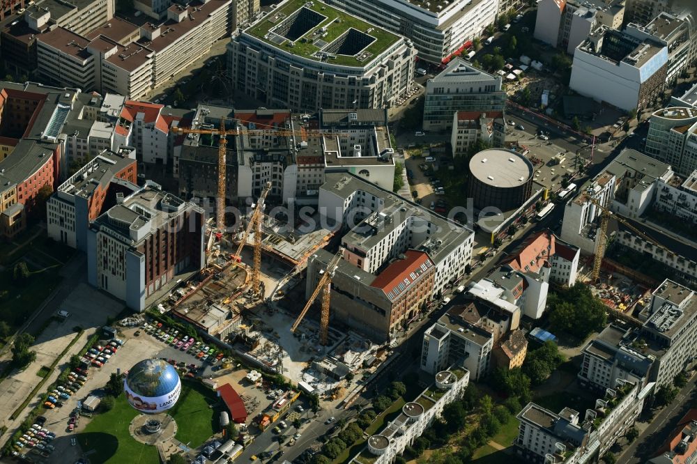 Luftaufnahme Berlin - Baustelle zum Neubau einer Mehrfamilienhaus-Wohnanlage Charlie Livin der Trockland Management GmbH entlang der Zimmerstraße und Mauerstraße im Ortsteil Mitte in Berlin, Deutschland