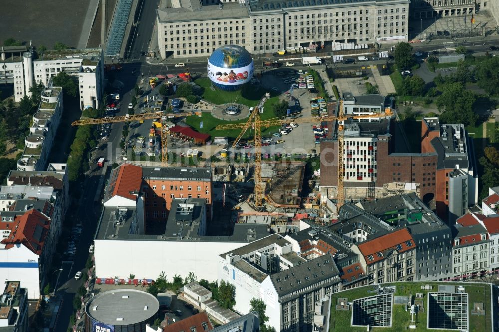 Berlin von oben - Baustelle zum Neubau einer Mehrfamilienhaus-Wohnanlage Charlie Livin der Trockland Management GmbH entlang der Zimmerstraße und Mauerstraße im Ortsteil Mitte in Berlin, Deutschland