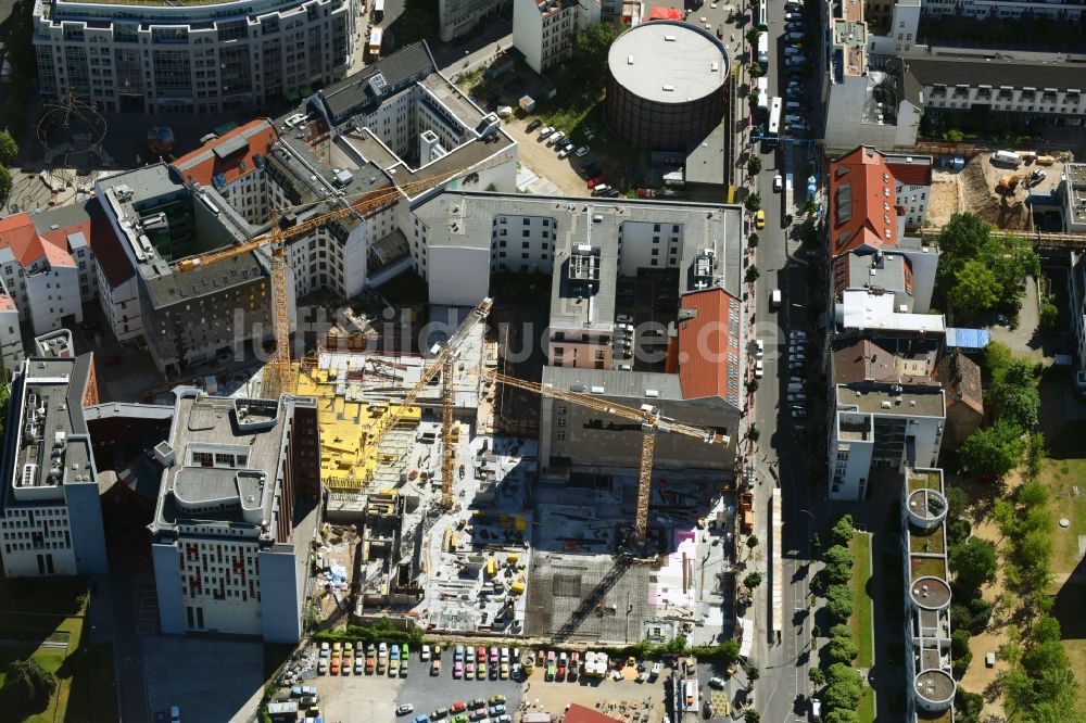 Luftaufnahme Berlin - Baustelle zum Neubau einer Mehrfamilienhaus-Wohnanlage Charlie Livin der Trockland Management GmbH entlang der Zimmerstraße und Mauerstraße im Ortsteil Mitte in Berlin, Deutschland