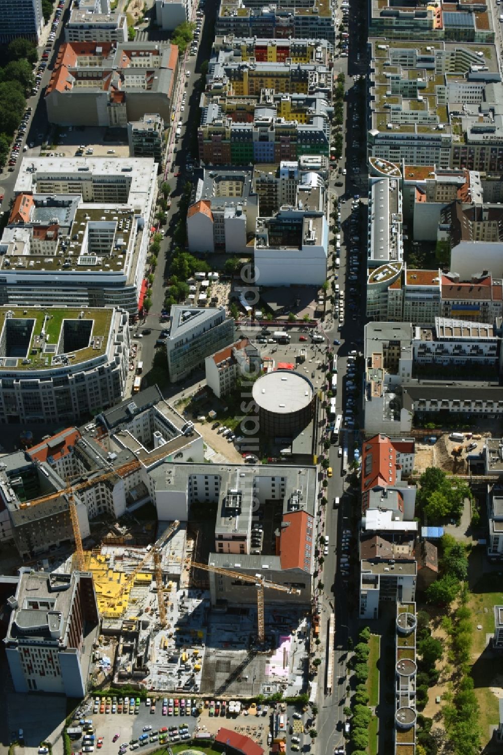 Berlin von oben - Baustelle zum Neubau einer Mehrfamilienhaus-Wohnanlage Charlie Livin der Trockland Management GmbH entlang der Zimmerstraße und Mauerstraße im Ortsteil Mitte in Berlin, Deutschland