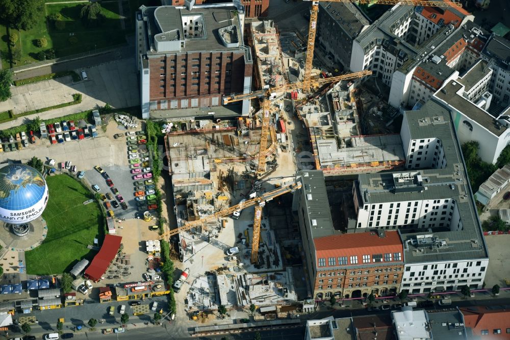 Luftaufnahme Berlin - Baustelle zum Neubau einer Mehrfamilienhaus-Wohnanlage Charlie Livin der Trockland Management GmbH entlang der Zimmerstraße und Mauerstraße im Ortsteil Mitte in Berlin, Deutschland