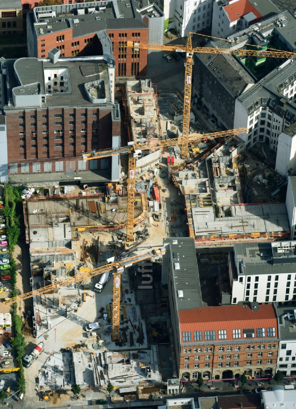 Berlin von oben - Baustelle zum Neubau einer Mehrfamilienhaus-Wohnanlage Charlie Livin der Trockland Management GmbH entlang der Zimmerstraße und Mauerstraße im Ortsteil Mitte in Berlin, Deutschland