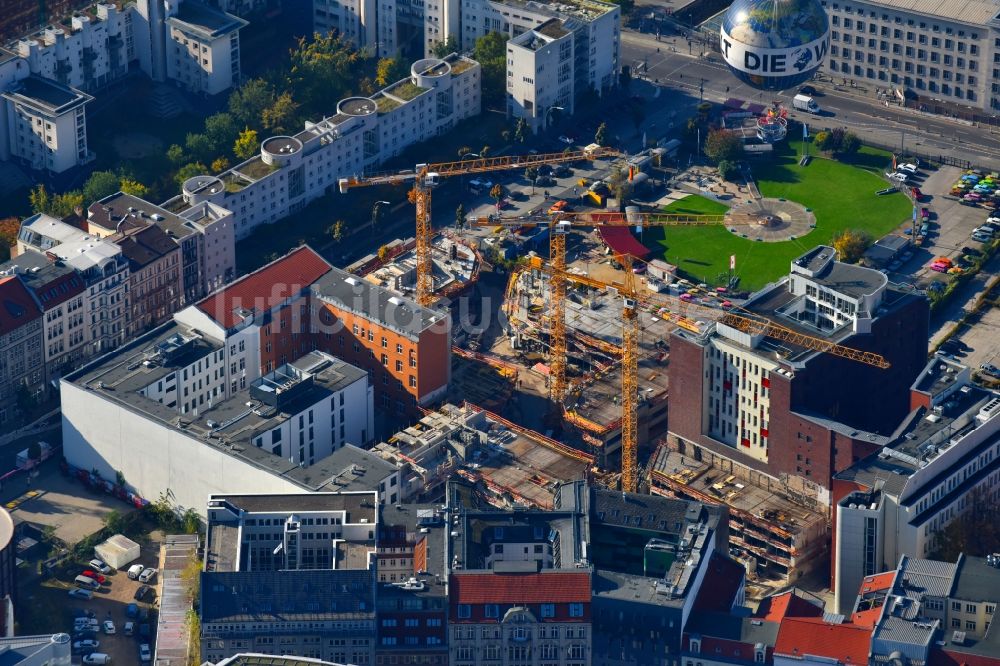 Berlin aus der Vogelperspektive: Baustelle zum Neubau einer Mehrfamilienhaus-Wohnanlage Charlie Livin der Trockland Management GmbH entlang der Zimmerstraße und Mauerstraße im Ortsteil Mitte in Berlin, Deutschland