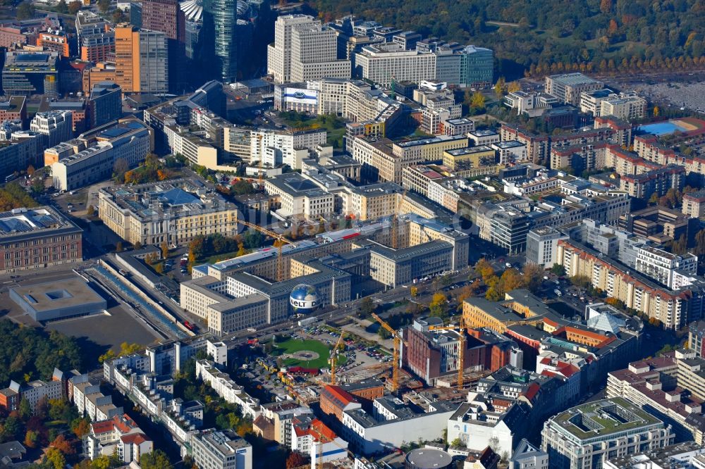 Luftbild Berlin - Baustelle zum Neubau einer Mehrfamilienhaus-Wohnanlage Charlie Livin der Trockland Management GmbH entlang der Zimmerstraße und Mauerstraße im Ortsteil Mitte in Berlin, Deutschland