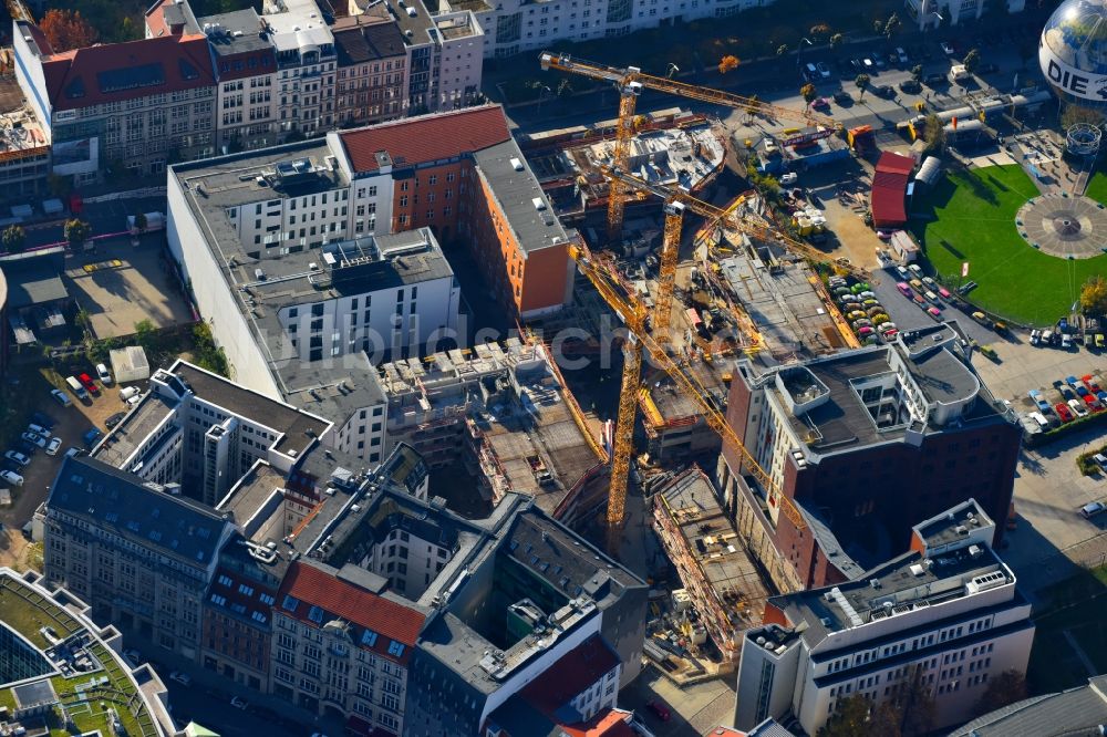 Luftaufnahme Berlin - Baustelle zum Neubau einer Mehrfamilienhaus-Wohnanlage Charlie Livin der Trockland Management GmbH entlang der Zimmerstraße und Mauerstraße im Ortsteil Mitte in Berlin, Deutschland