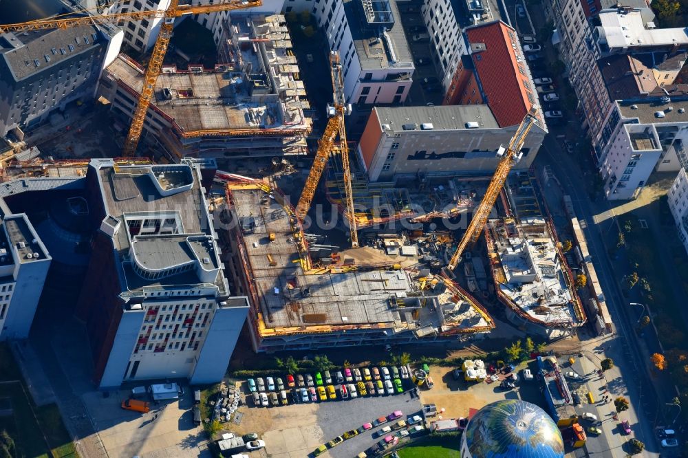 Berlin von oben - Baustelle zum Neubau einer Mehrfamilienhaus-Wohnanlage Charlie Livin der Trockland Management GmbH entlang der Zimmerstraße und Mauerstraße im Ortsteil Mitte in Berlin, Deutschland