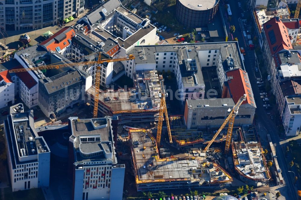 Berlin aus der Vogelperspektive: Baustelle zum Neubau einer Mehrfamilienhaus-Wohnanlage Charlie Livin der Trockland Management GmbH entlang der Zimmerstraße und Mauerstraße im Ortsteil Mitte in Berlin, Deutschland