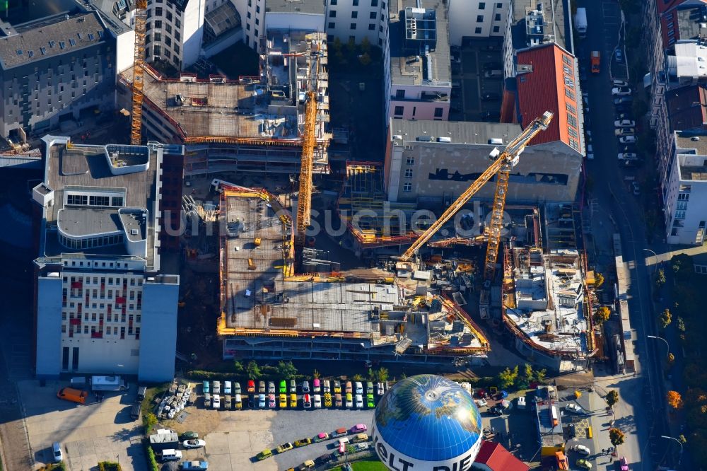 Luftbild Berlin - Baustelle zum Neubau einer Mehrfamilienhaus-Wohnanlage Charlie Livin der Trockland Management GmbH entlang der Zimmerstraße und Mauerstraße im Ortsteil Mitte in Berlin, Deutschland