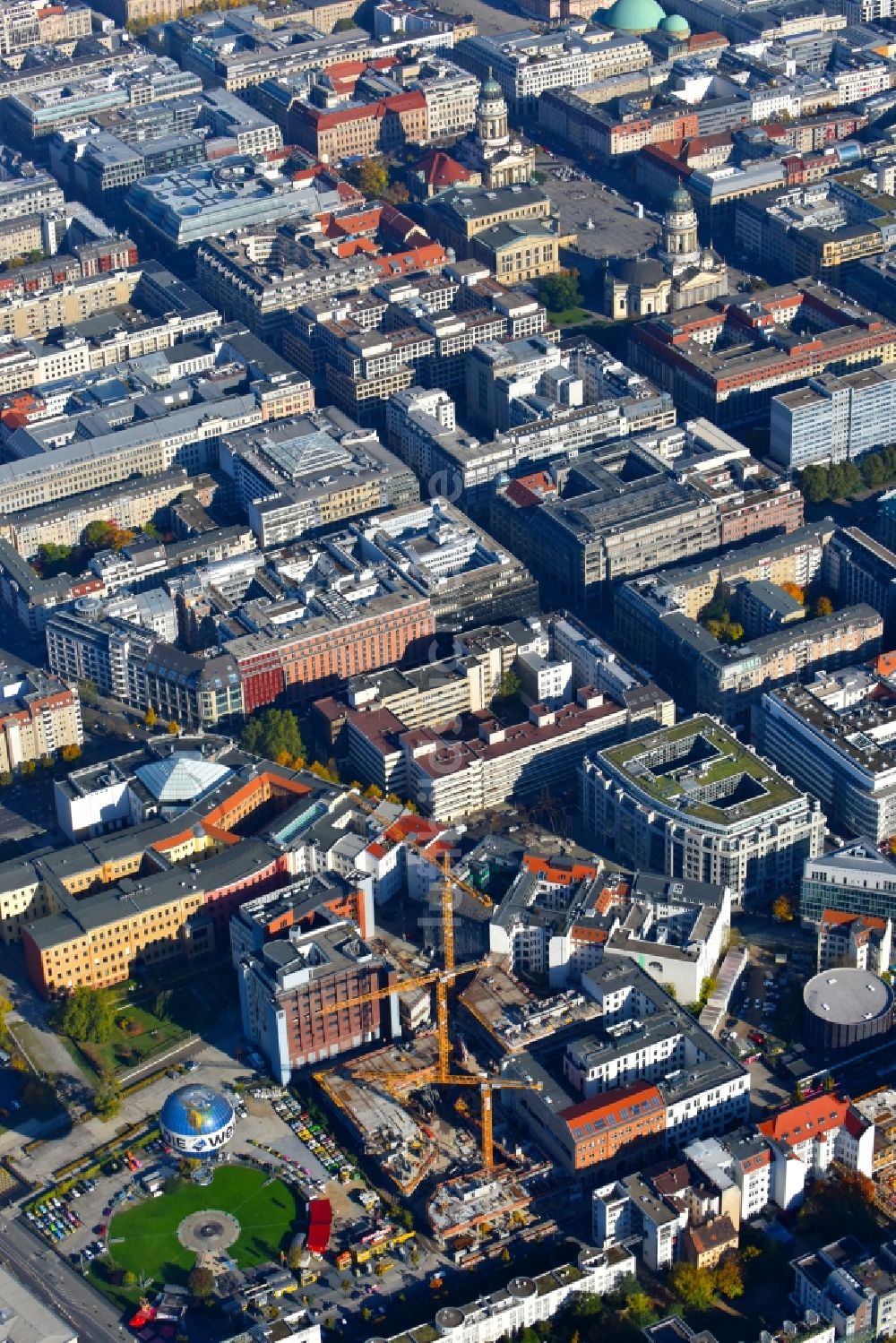 Berlin aus der Vogelperspektive: Baustelle zum Neubau einer Mehrfamilienhaus-Wohnanlage Charlie Livin der Trockland Management GmbH entlang der Zimmerstraße und Mauerstraße im Ortsteil Mitte in Berlin, Deutschland