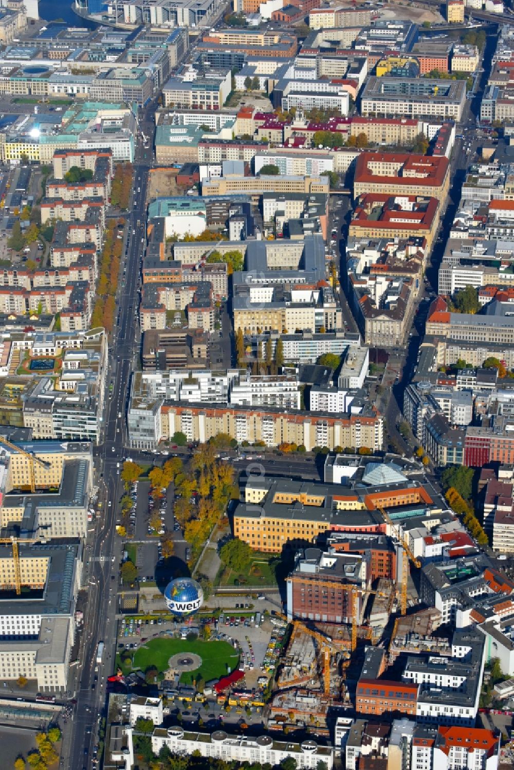 Luftaufnahme Berlin - Baustelle zum Neubau einer Mehrfamilienhaus-Wohnanlage Charlie Livin der Trockland Management GmbH entlang der Zimmerstraße und Mauerstraße im Ortsteil Mitte in Berlin, Deutschland