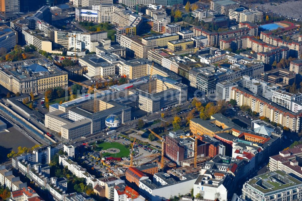 Berlin aus der Vogelperspektive: Baustelle zum Neubau einer Mehrfamilienhaus-Wohnanlage Charlie Livin der Trockland Management GmbH entlang der Zimmerstraße und Mauerstraße im Ortsteil Mitte in Berlin, Deutschland